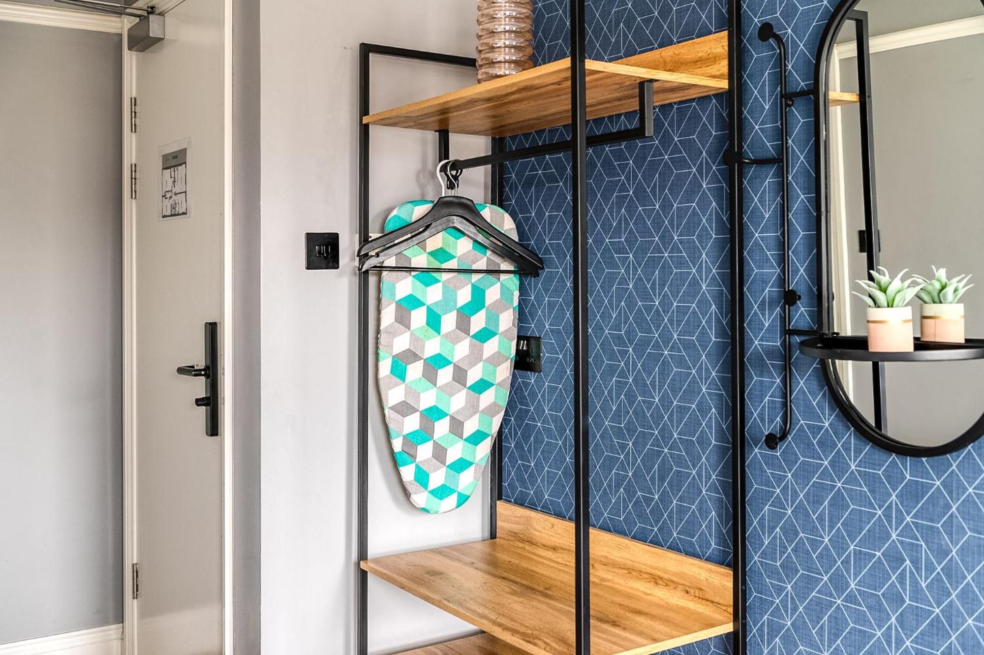 Kensington - Warwick Road Apartment